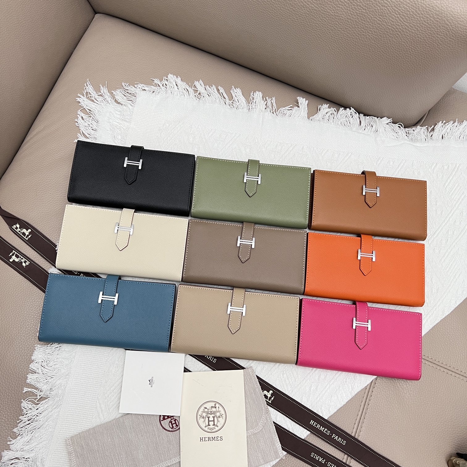 エルメス 二つ折り長財布 掌革エンボス加工   未使用品