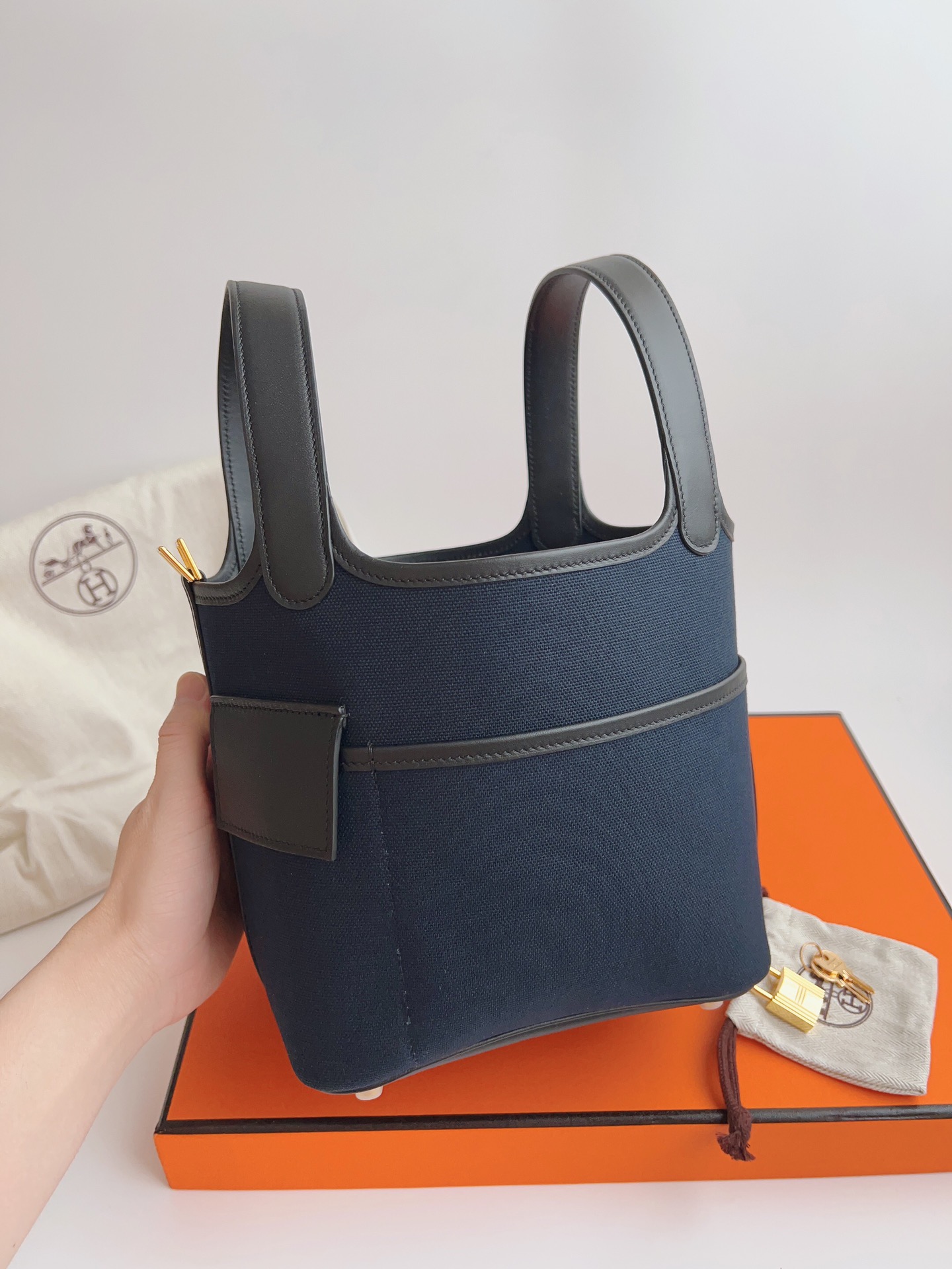 HERMES エルメス ピコタン ロック 18（Picotin Lock 18）​ 限定カラー：ネイビー×ブラック×ゴールド トリム