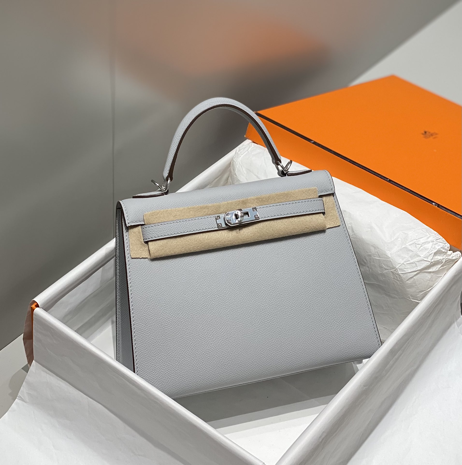 HERMES エルメス ケリー エプソム シーガルグレー（Kelly Epsom Seagull Gray）​ シルバーハードウェア エレガンスの頂点