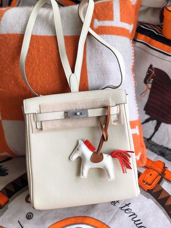 （Hermès）の「Kelly Ado 22cm​Togoレザー・（ミルクティーホワイト）・シルバー金具