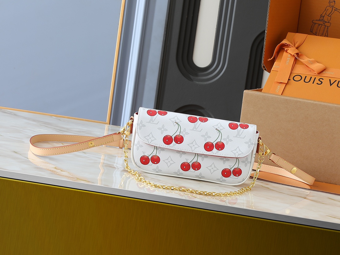 ルイ・ヴィトン CHERRY CHAIN POUCH モノグラムエンプリンテッド