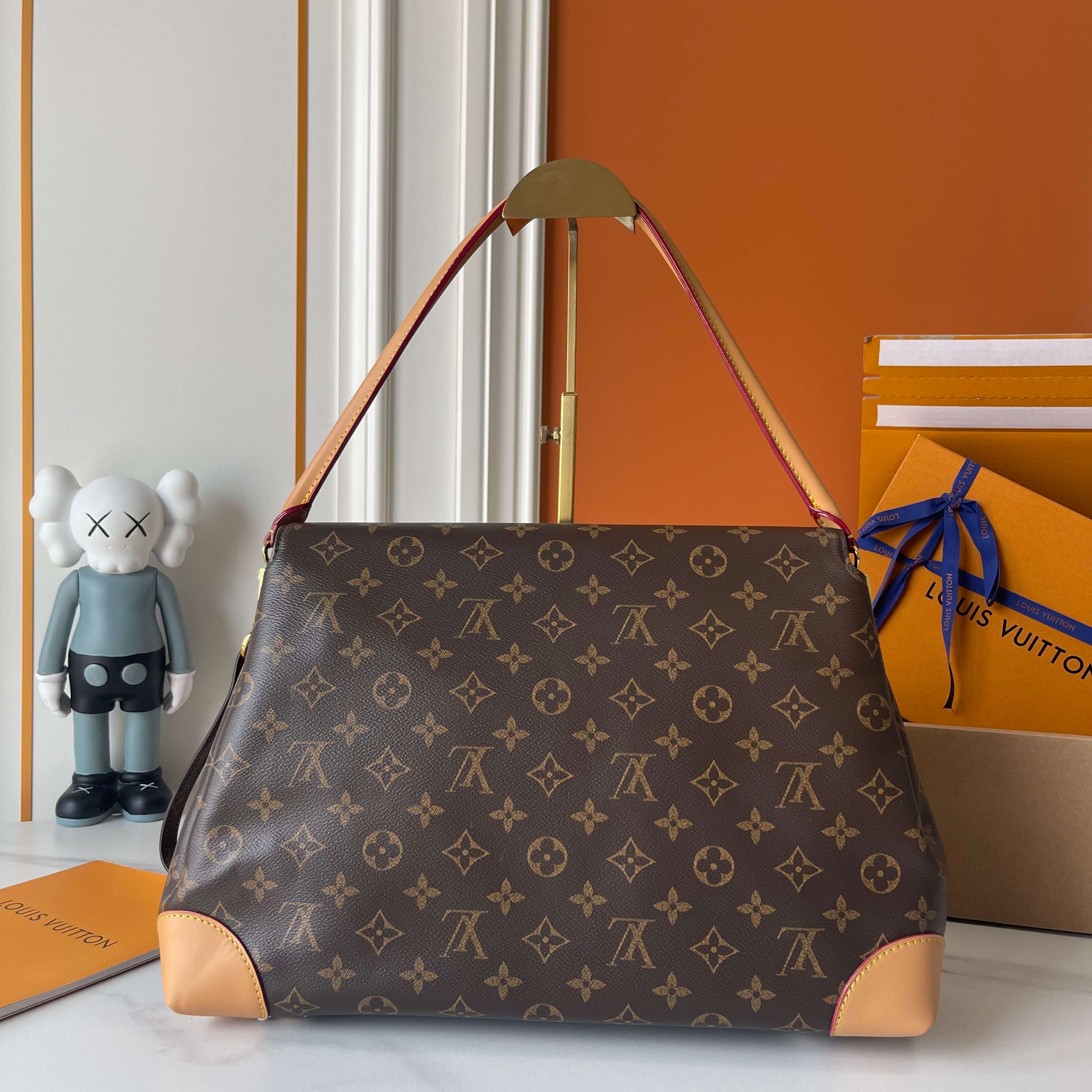 LV 2025春夏コレクション 「1930年代ヴィンテージを現代に蘇らせる｜LVモノグラムコーティングキャンバスバッグ発売！3WAY変形でラグジュアリーと実用性を両立」
