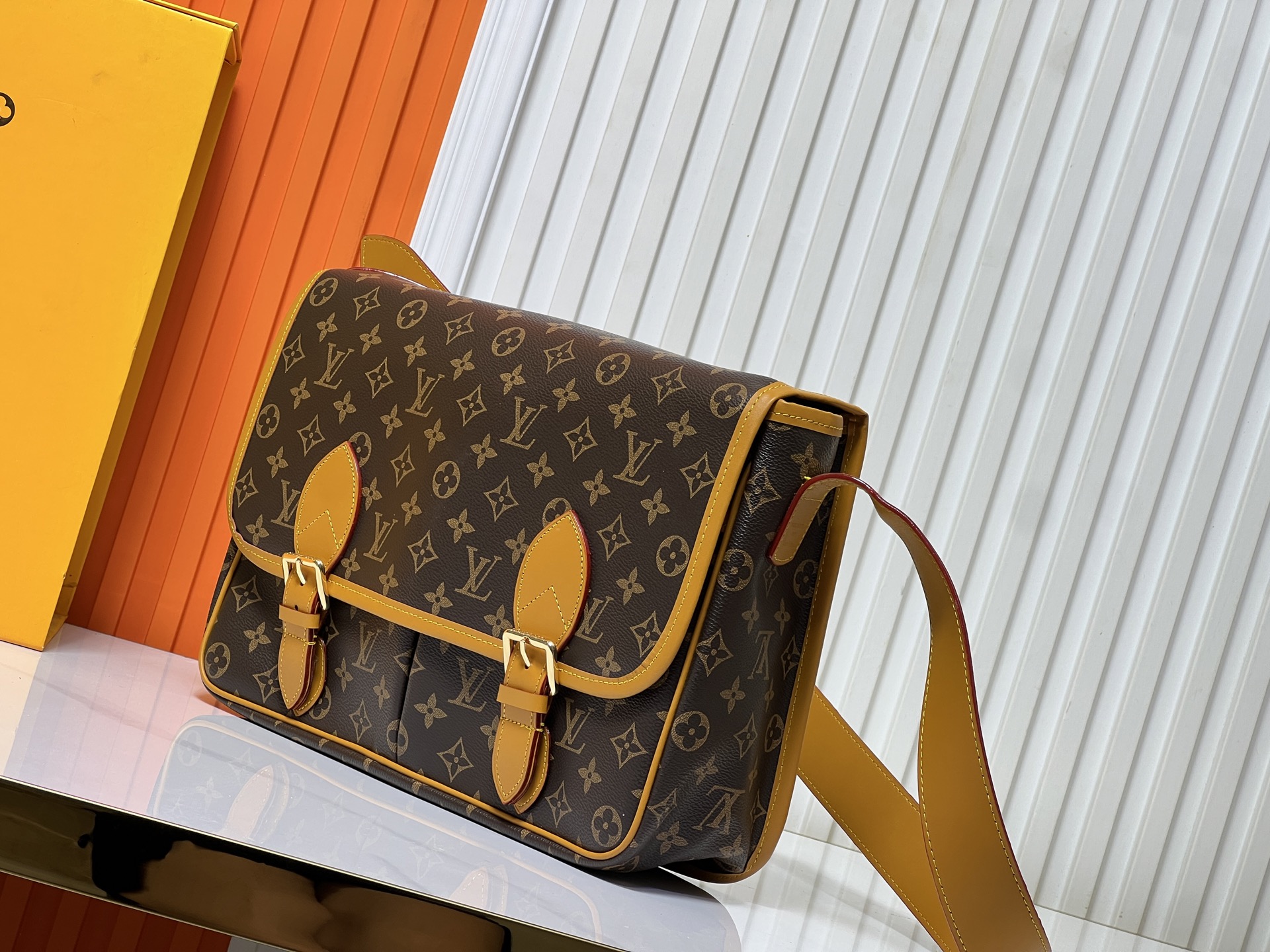 ルイ・ヴィトン Satchel 郵便バッグ】モノグラムキャンバス×レザートリム / 折り返し留め金＆ノートパソコン収納 / 24x12x35.5cm