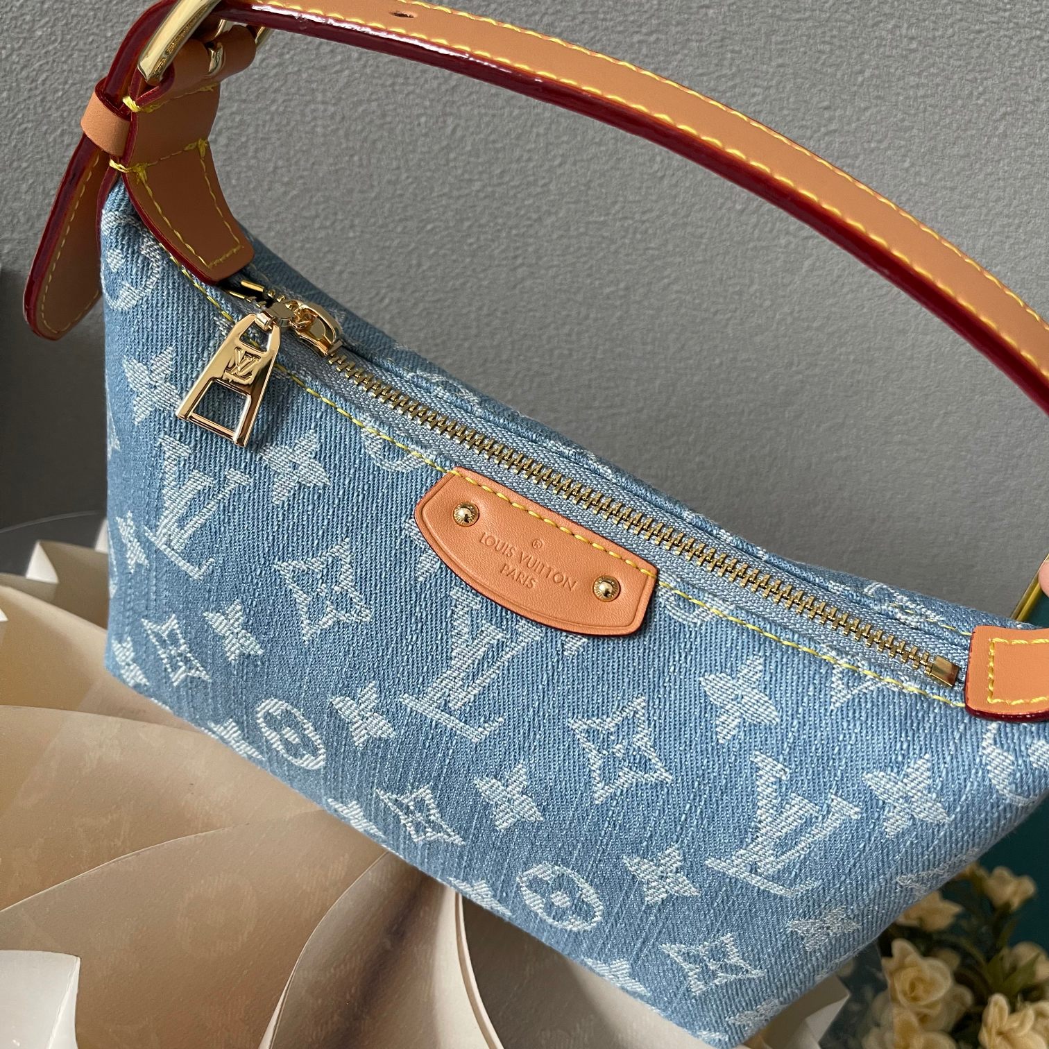 ルイ・ヴィトン Hills Pochette 手拿包​​  ～モノグラムデニム×ストーンウォッシュ、コンパクトデザインで実用性とスタイリッシュを両立～