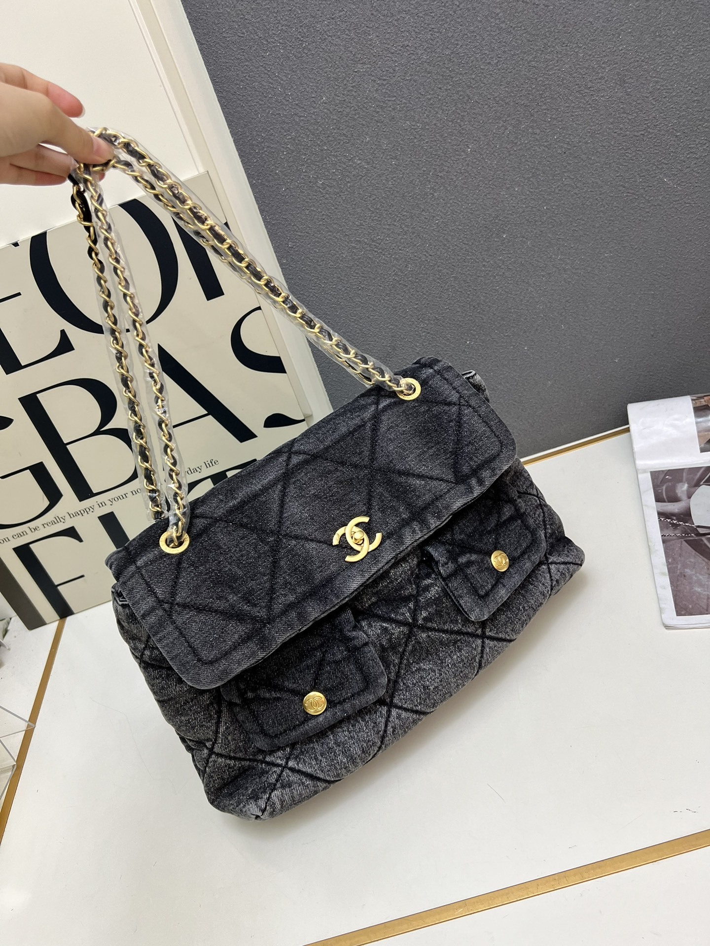 シャネル 1S3249 ディープグレーデニム×菱格紋 チェーンストラップバッグ｜復刻版の洗練さ