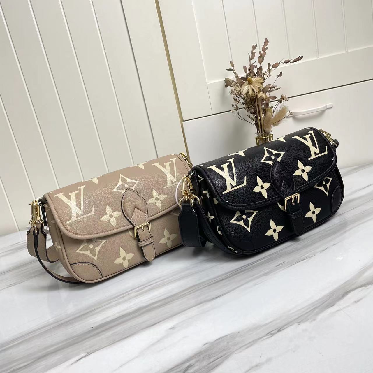 2024-25 A/Wコレクション】ルイ・ヴィトン Diane ハンドバッグ M46584：モノグラムエンプリンテッド黒全皮×杏色、可変式ストラップで都市とカジュアルを自在に切り替えるマルチファンクションバッグ