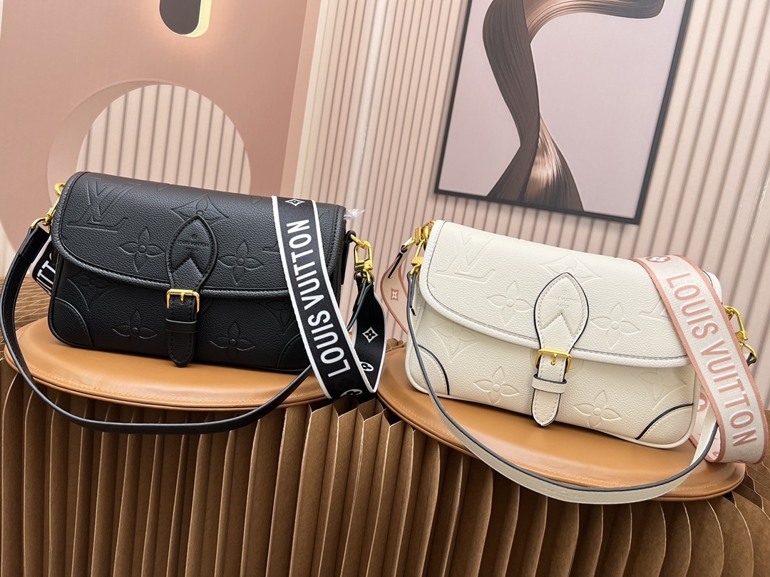 【2024-25 A/Wコレクション】ルイ・ヴィトン Diane ハンドバッグ：モノグラムエンプリンテッド全皮×ジャガード斜めストラップ、3WAYキャリングでスタイルを自在に操るマルチファンクションバッグ
