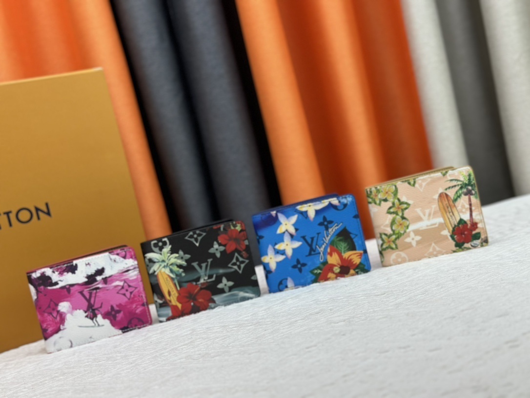 ルイ・ヴィトン スレンダー財布（モノグラムサーフィンコーティング帆布仕様）​​  ​​波乗りモチーフ×熱帯植物の躍動デザイン / 11×8.5×2cm コンパクト&実用