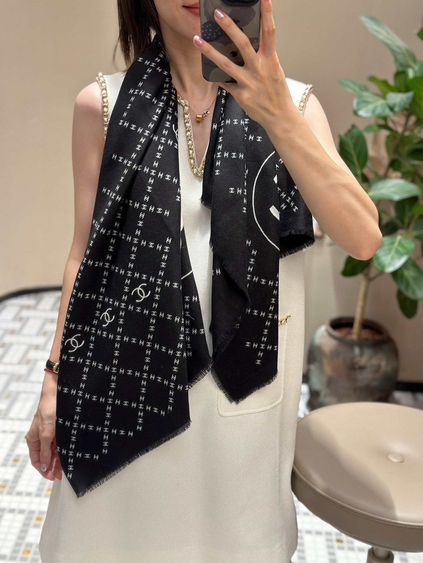 CHANEL公式】2025年限定「ダブルC・メッシュアート」ウールスカーフ