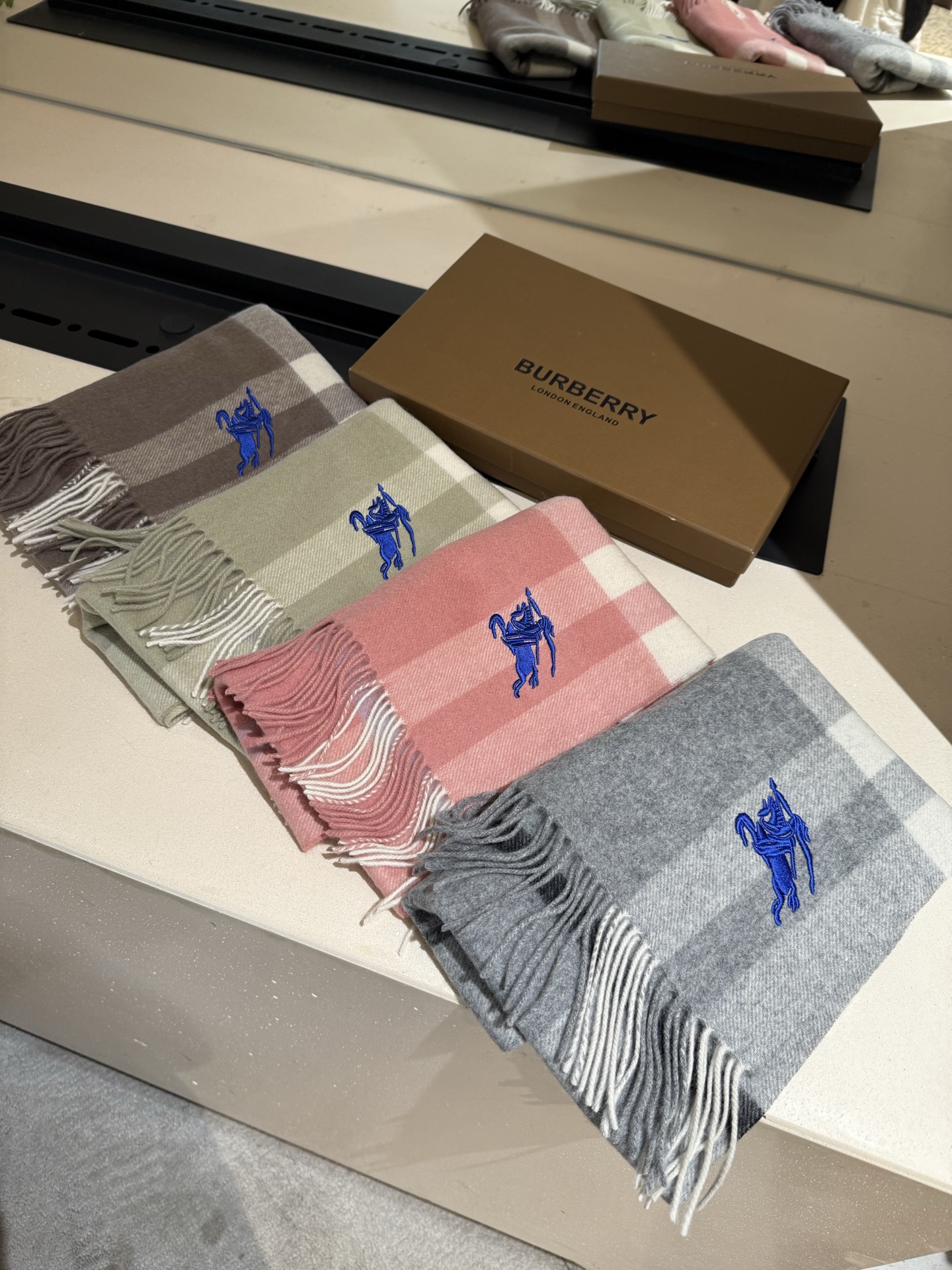 【BURBERRY公式】2025年限定「クラシック・ウォーターリップ」ウールスカーフ