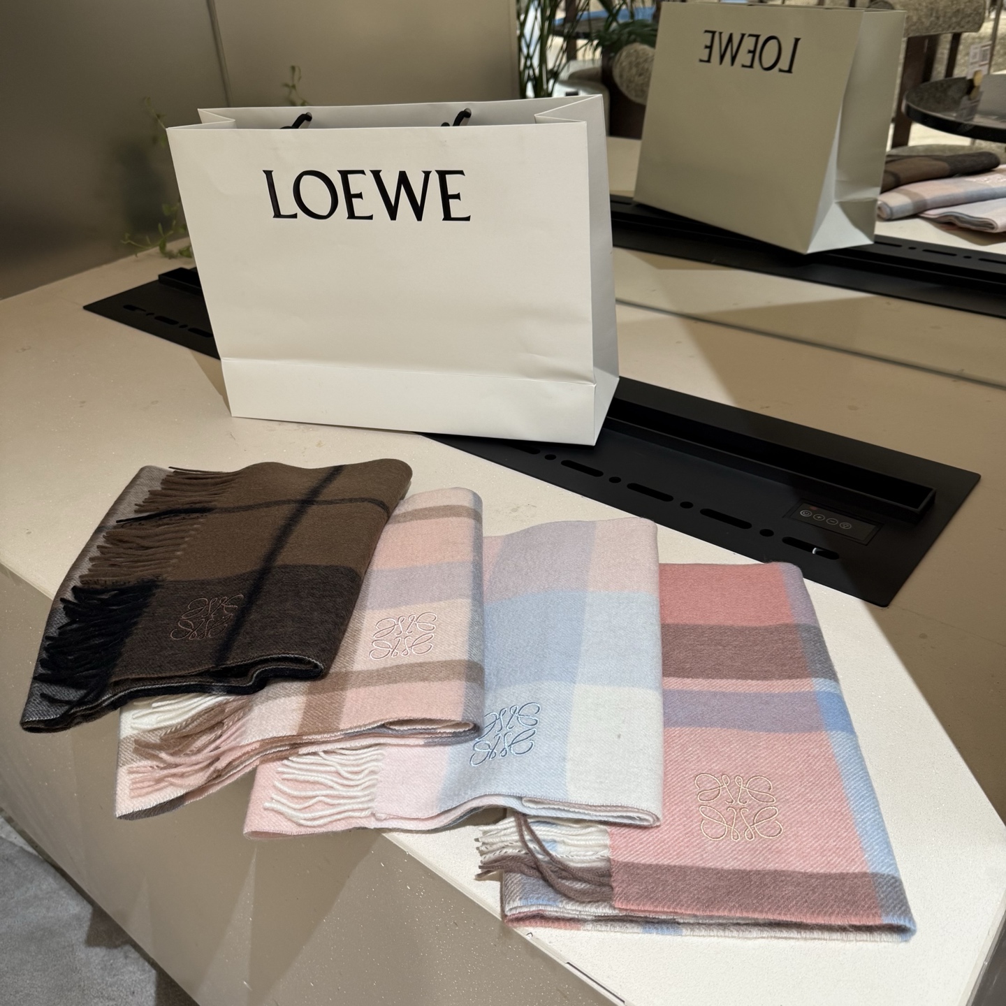 LOEWE公式】2025秋冬限定「アナグラム・ウォーターリフレクション」ダブルフェイスマンズスカーフ  30×180cm（流苏付き）／100%スコットランド産ダブルメリノウール／ジェントルマンの美学を紡ぐ​**