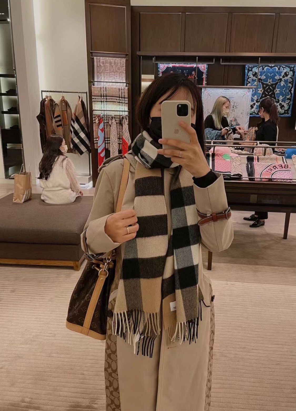 【BURBERRY公式】140年の歴史を紡ぐ「クラシック・チェック・ミッドサイズ」ショール  35×180cm／100%スコットランド産ダブルメリノウール／伝統と革新の融合​**