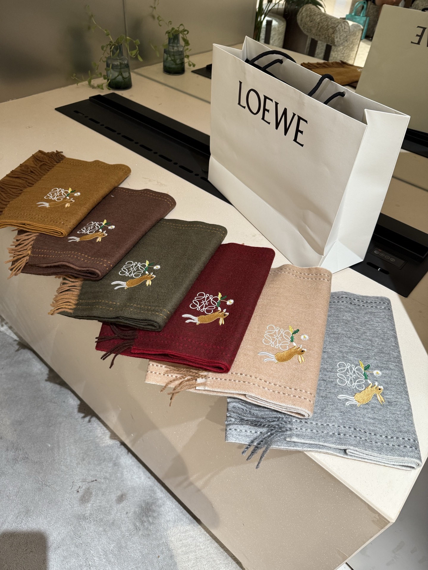 【LOEWE公式】2025秋冬限定「アナグラム・ウォーターリフレクション」ダブルフェイスマンズスカーフ  30×180cm（流苏付き）／100%スコットランド産ダブルメリノウール／ジェントルマンの美学を紡ぐ​**