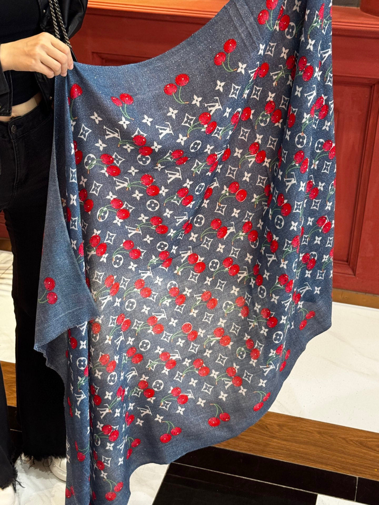 【LOUIS VUITTON公式】2025夏限定「LV×村上隆 チェリー・モノグラム カシミヤスカーフ」  Monogram背景に煌めく桜のチェリー柄／光沢感あるカシミヤ100%／アートとラグジュアリーの融合​**