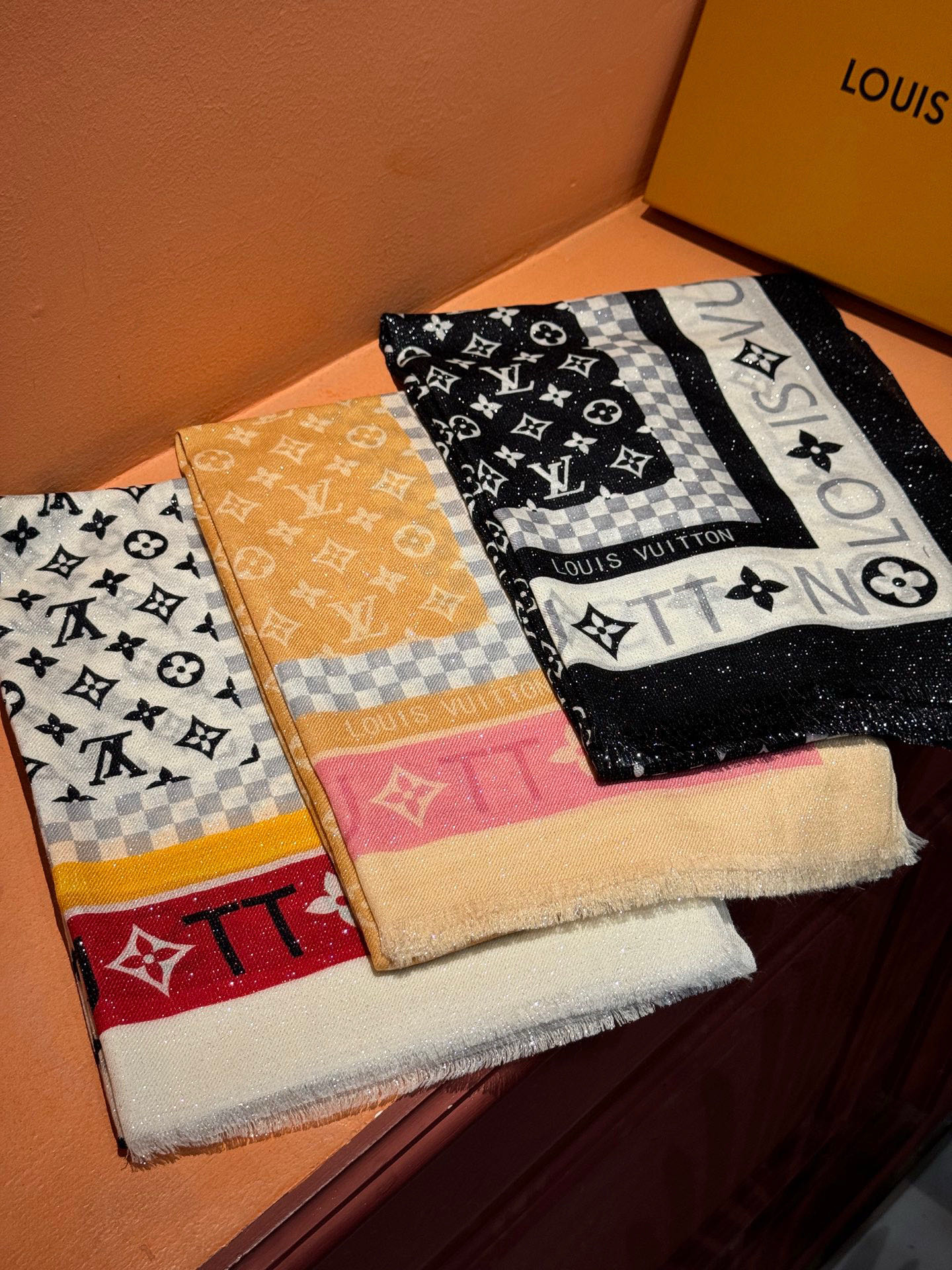 「輝くシルバーシルク×カシミヤのロングスカーフ✨ルイ・ヴィトンモノグラム柄＆カラフルボーダー搭載！VIP限定アイテム」
