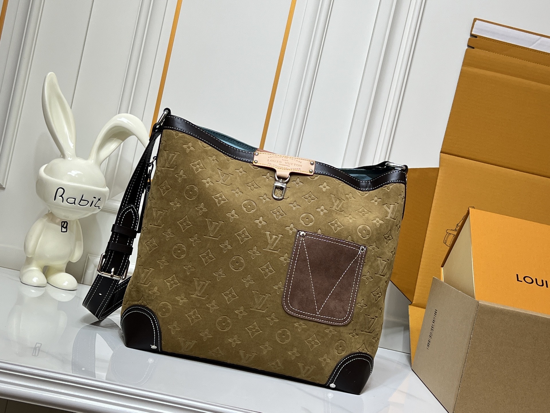 ファレル・ウィリアムズ×ルイ・ヴィトン】Nil クロッションバッグ MM|モノグラム印花×VVTレザー仕様|ヴィンテージ調金彩メッキ付き