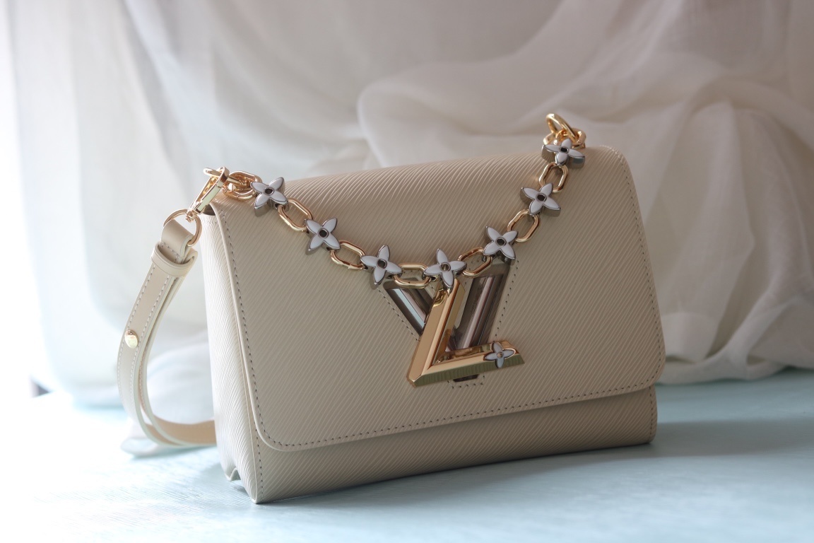 ルイ・ヴィトン TWIST MM LV BLOOM バッグ 「深みのあるEpi革×二色回転ロック、春を彩る装飾チェーンの芸術性」