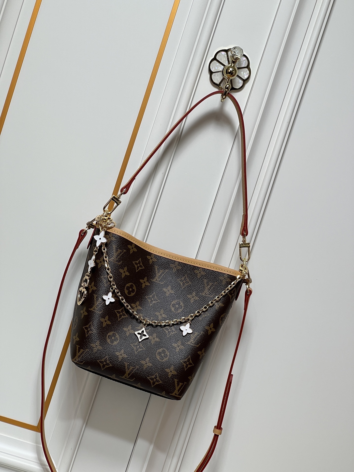 ルイ・ヴィトン All In BB バッグ：モノグラムキャンバス×赤革ストラップ、花型メタルチェーンで古典とモダンを融合させた日常使いの高級アイテム