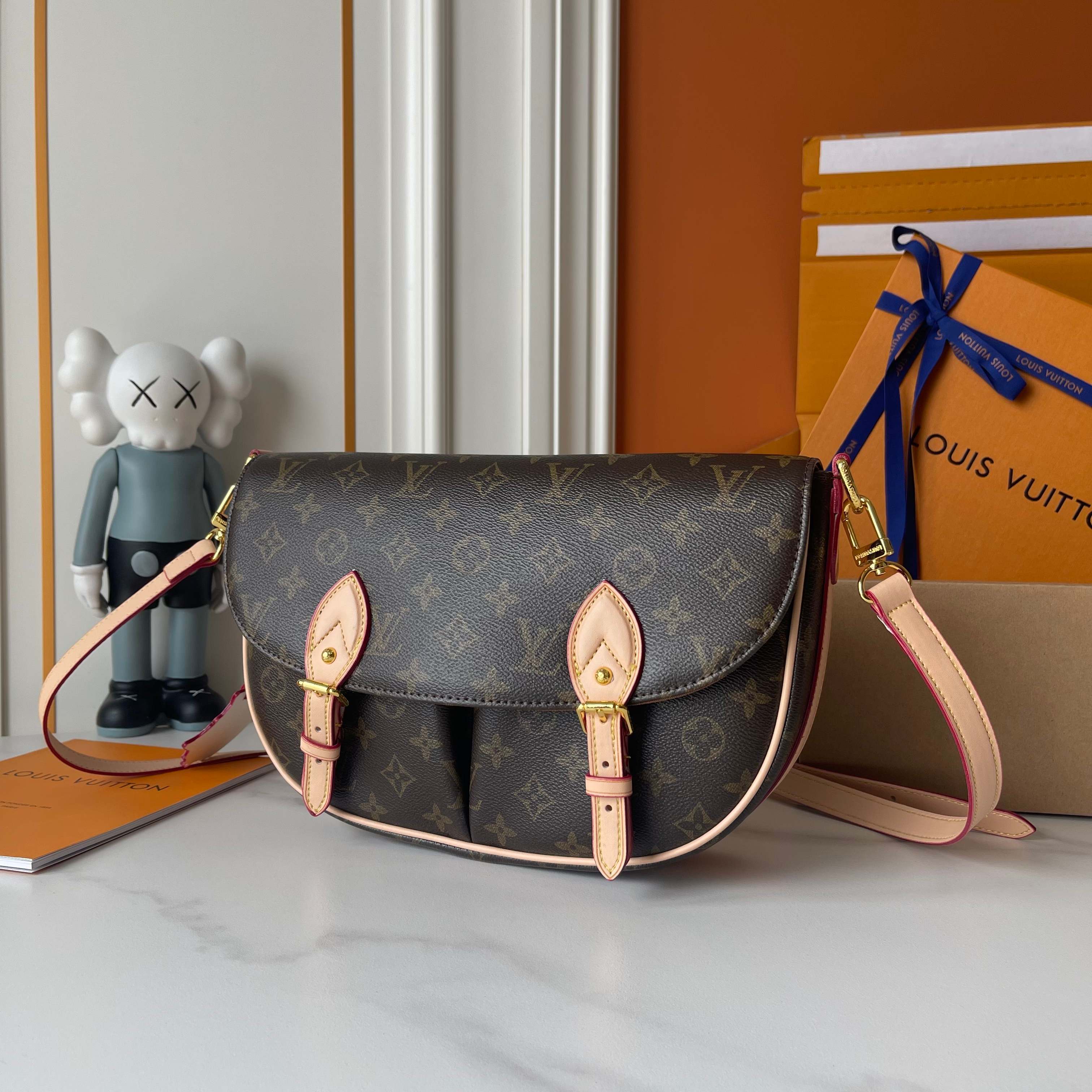 ルイ・ヴィトン Escape バッグ：LV Travels With Grace Coddington シリーズ発表！モノグラム帆布×猫絵柄レザー装飾、自由自在なキャリングスタイルを提案
