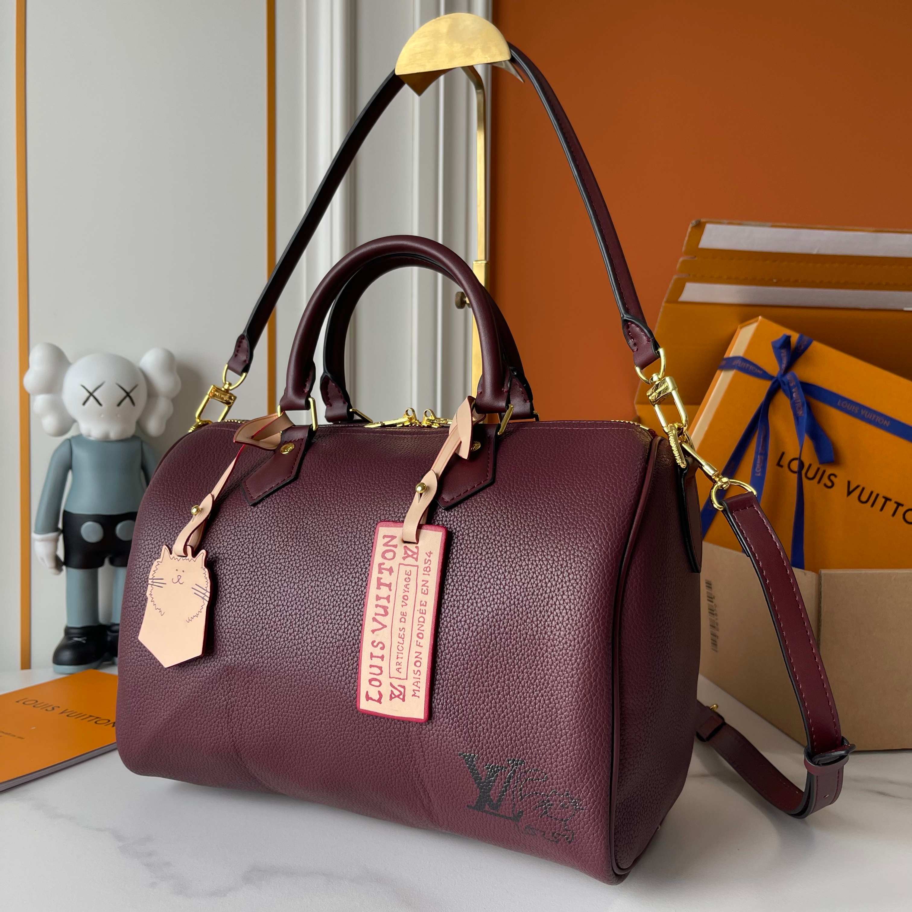 ルイ・ヴィトン Speedy Soft 30（LV Travels With Grace Coddington シリーズ）：濃厚なカーフレザー×金メタリックアクセサリー、グレース・コディントン手書き風キャットキーホルダー付き