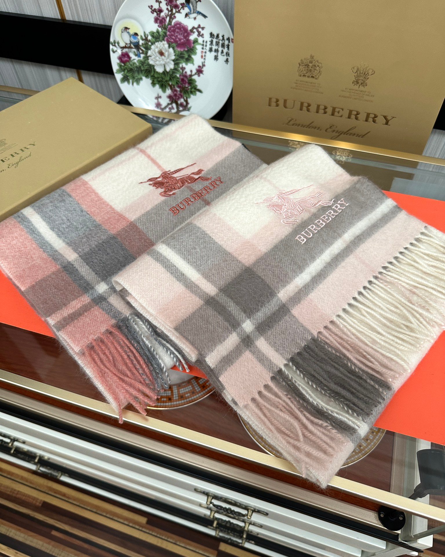 【2025年秋冬】バーバリー 刺繍戦馬チェックスカーフ（男女共通） ネイティブカシミヤ×伝統模様