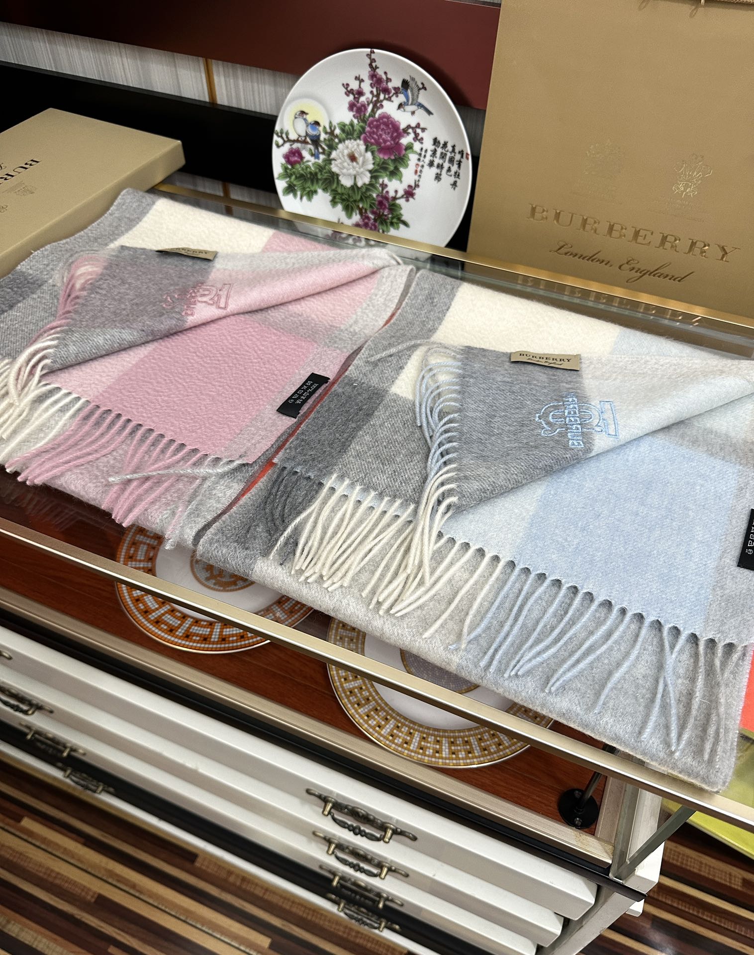 【2025年秋冬】バーバリー カシミヤチェックスカーフ（男女共通） ネイティブカシミヤ×伝統模様