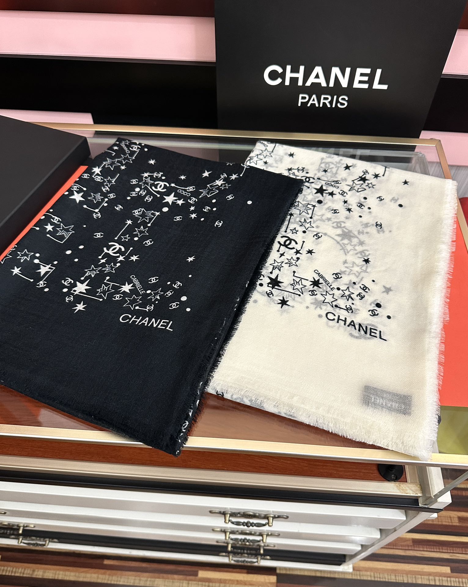 【2025年最新】シャネル カシミヤスカーフ 2色展開 トップデザイン×高級感