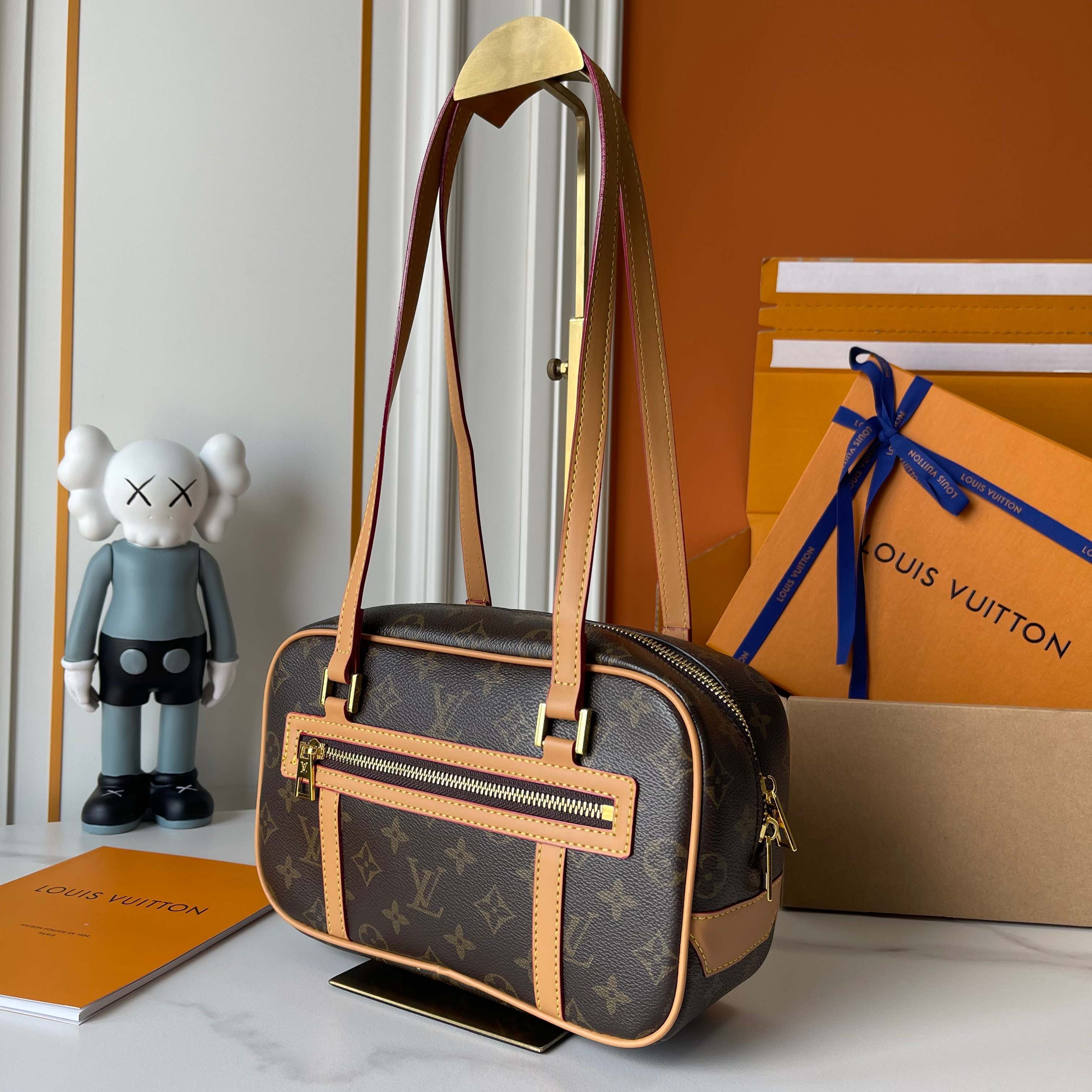【2025年限定】ルイ・ヴィトン Cité バッグ｜モノグラム帆布×復刻デザイン｜26×16×11cm 革ストラップ付き
