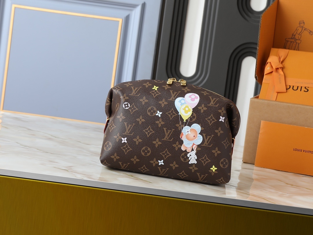 LV×村上隆コラボレーションメイクアップバッグ｜虹色モノグラム×メタルバッジが織りなす前衛的ラグジュアリー