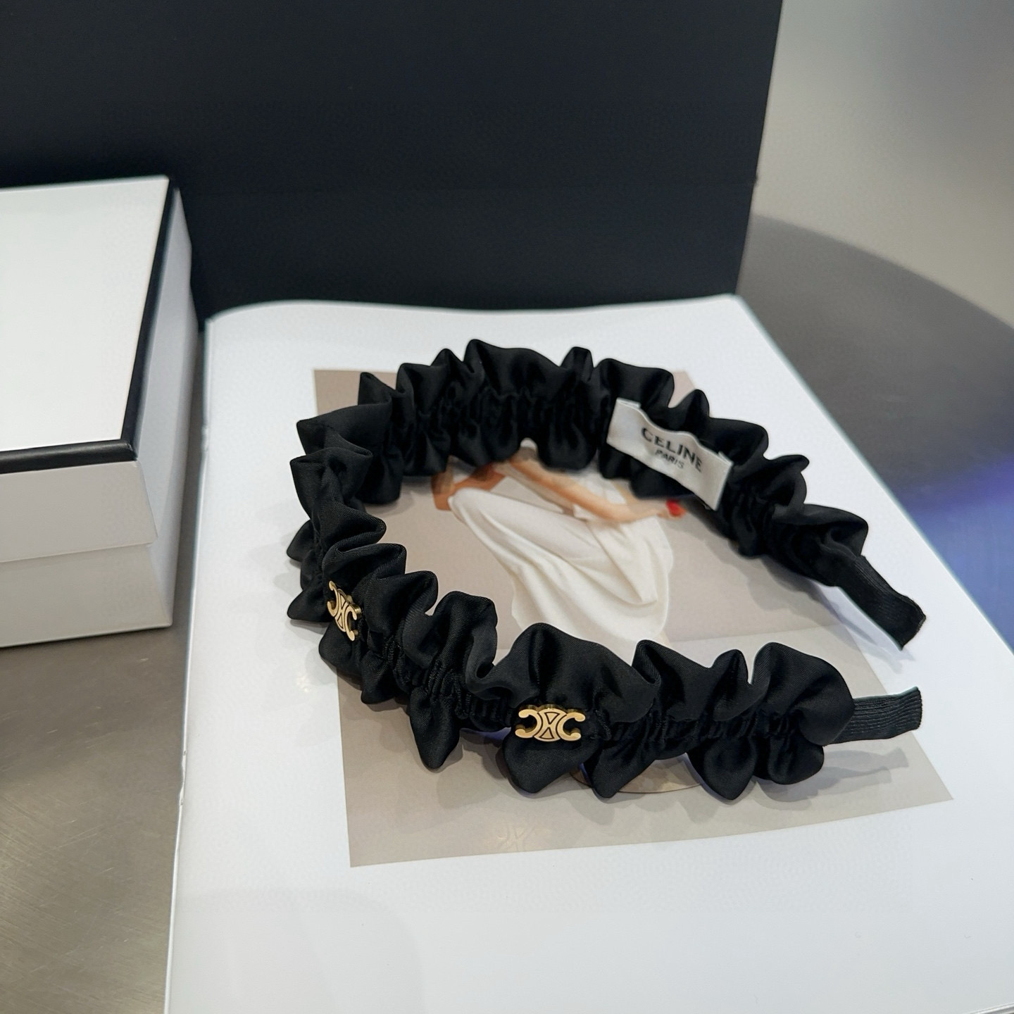 セリーヌ ヘアバンド トロカデロ新作ヘッドバンド 夏のさわやか感とスタイリッシュを融合した女神必見アイテム