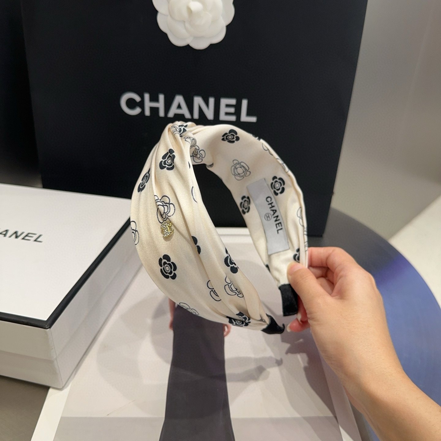 シャネル新作「リトル・ラブリー」ヘアバンド発売！名媛風デザイン×妖精のような可憐さ、モデルも憧れる新定番