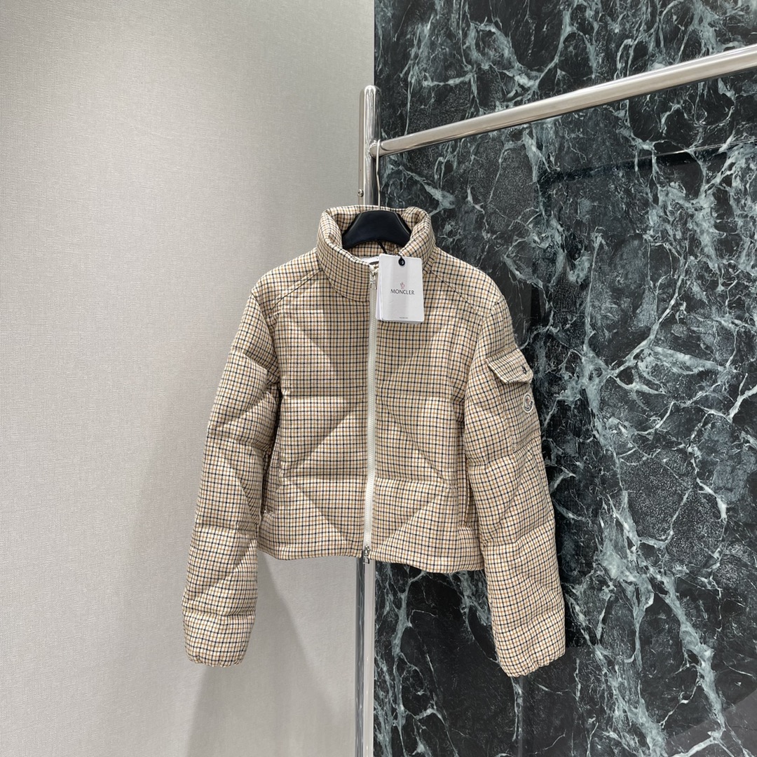 モンクレール 25秋冬新作 千鳥模様立ち襟ダウンジャケット​​ ​​【ダイヤモンドプレス×ブランドロゴで洗練された高級感】