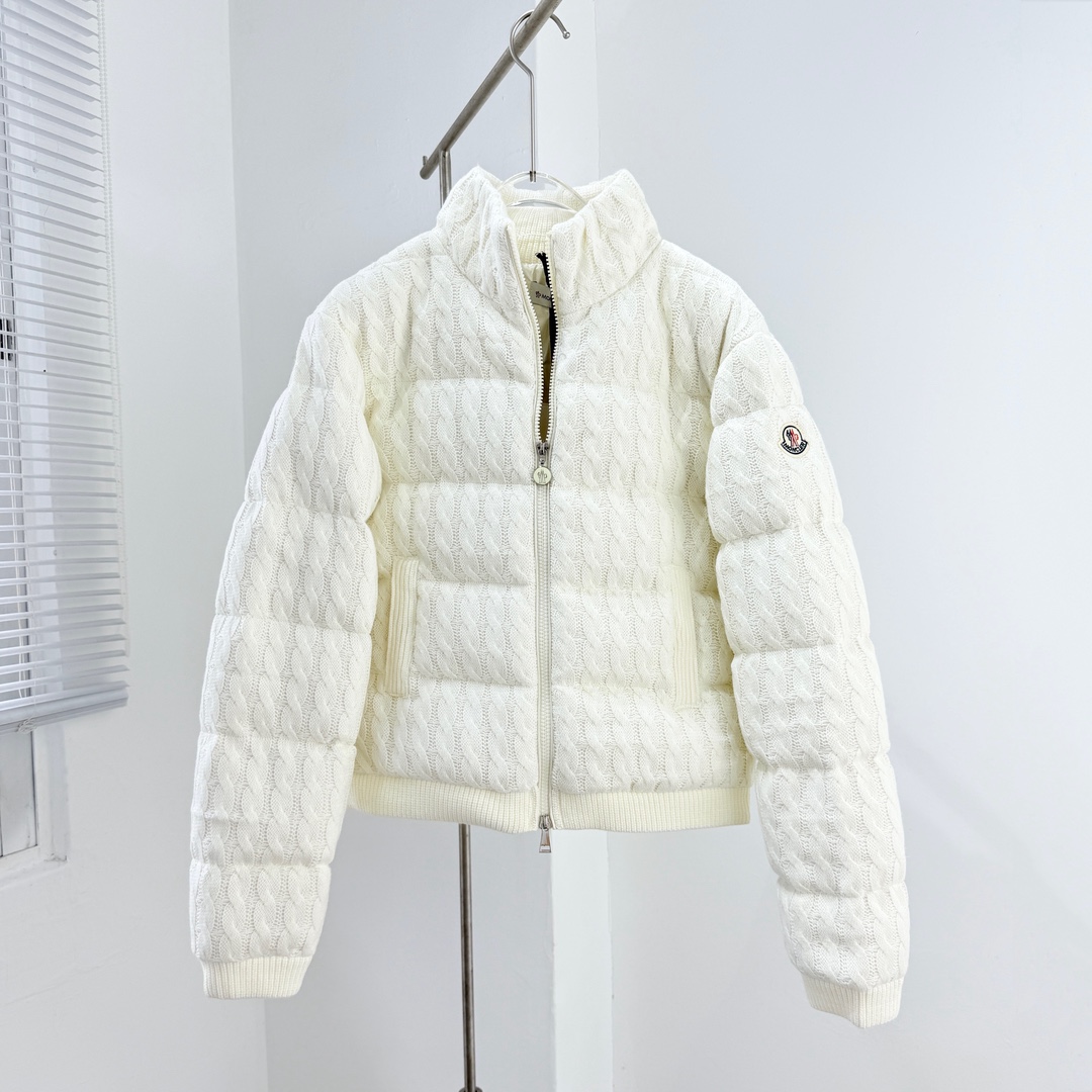 モンクレール2025年秋冬新作『ツイスト縫製羊毛混紡ダウンカーディガン』発表！ベージュのみの限定カラーで、都会的なラフさと極寒対策を両立