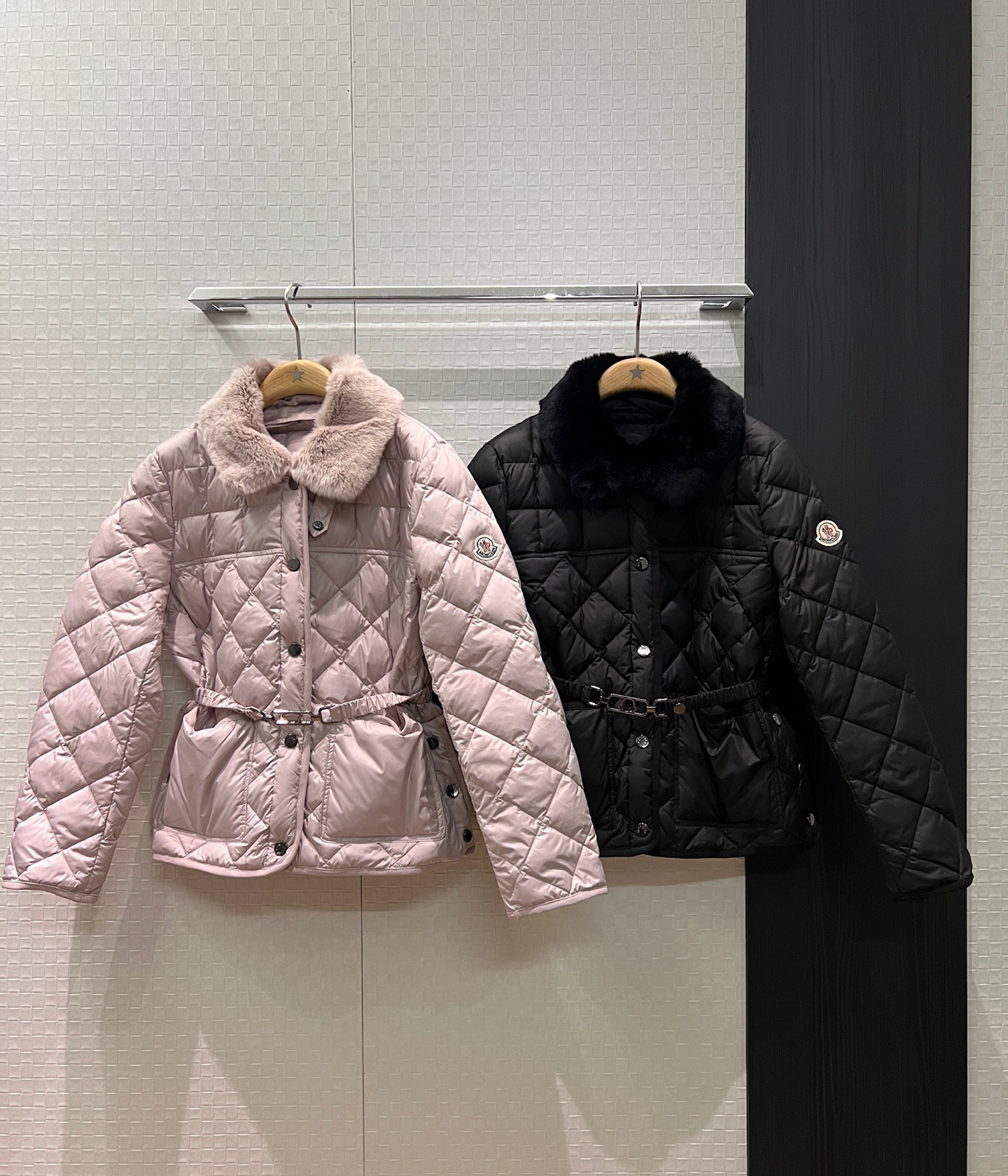 モンクレール2025年秋冬新作『ダブルライナー・チェスボードダウンジャケット』発表！90%ダウン×可動式毛領、スタイリッシュ&機能性を両立した冬の必需品