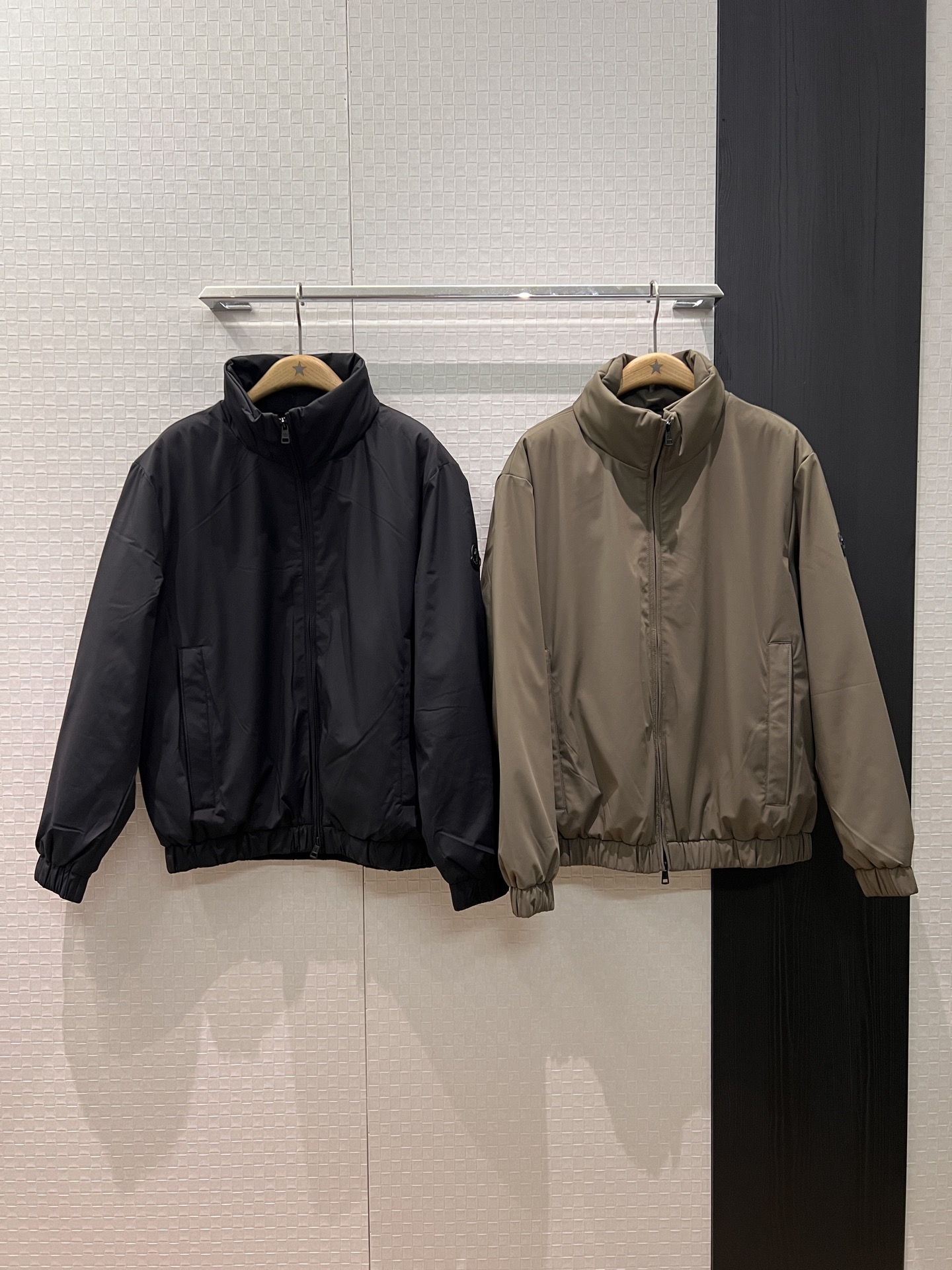 モンクレール 新作 立ち襟オーバーサイズダウンジャケット クラシックな袖バッジロゴ仕様 男女兼用 スタイリッシュ&カジュアル