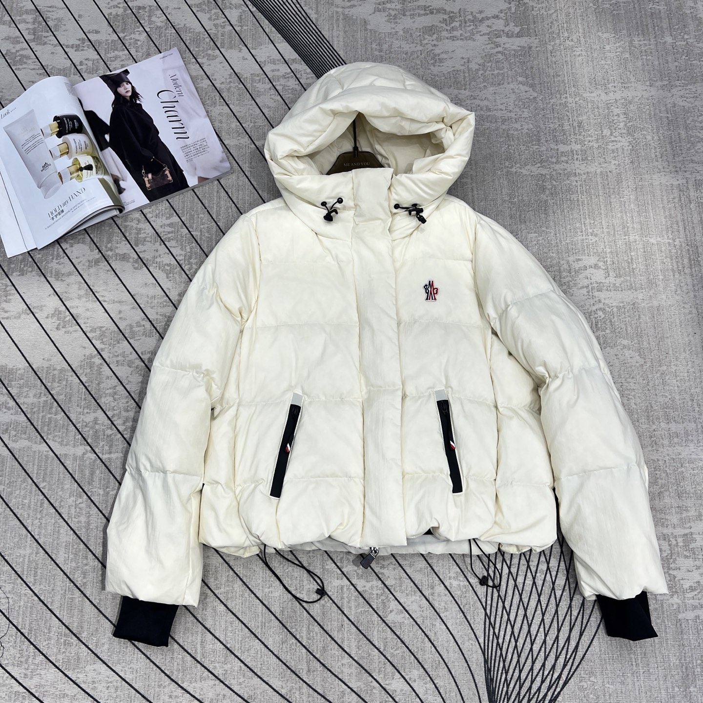 モンクレール 2025秋冬シーズン 連帽ドールスタイルダウンジャケット 刺繍エンブレム付き 軽やかなボリューム感 高級感あるカジュアルウェア