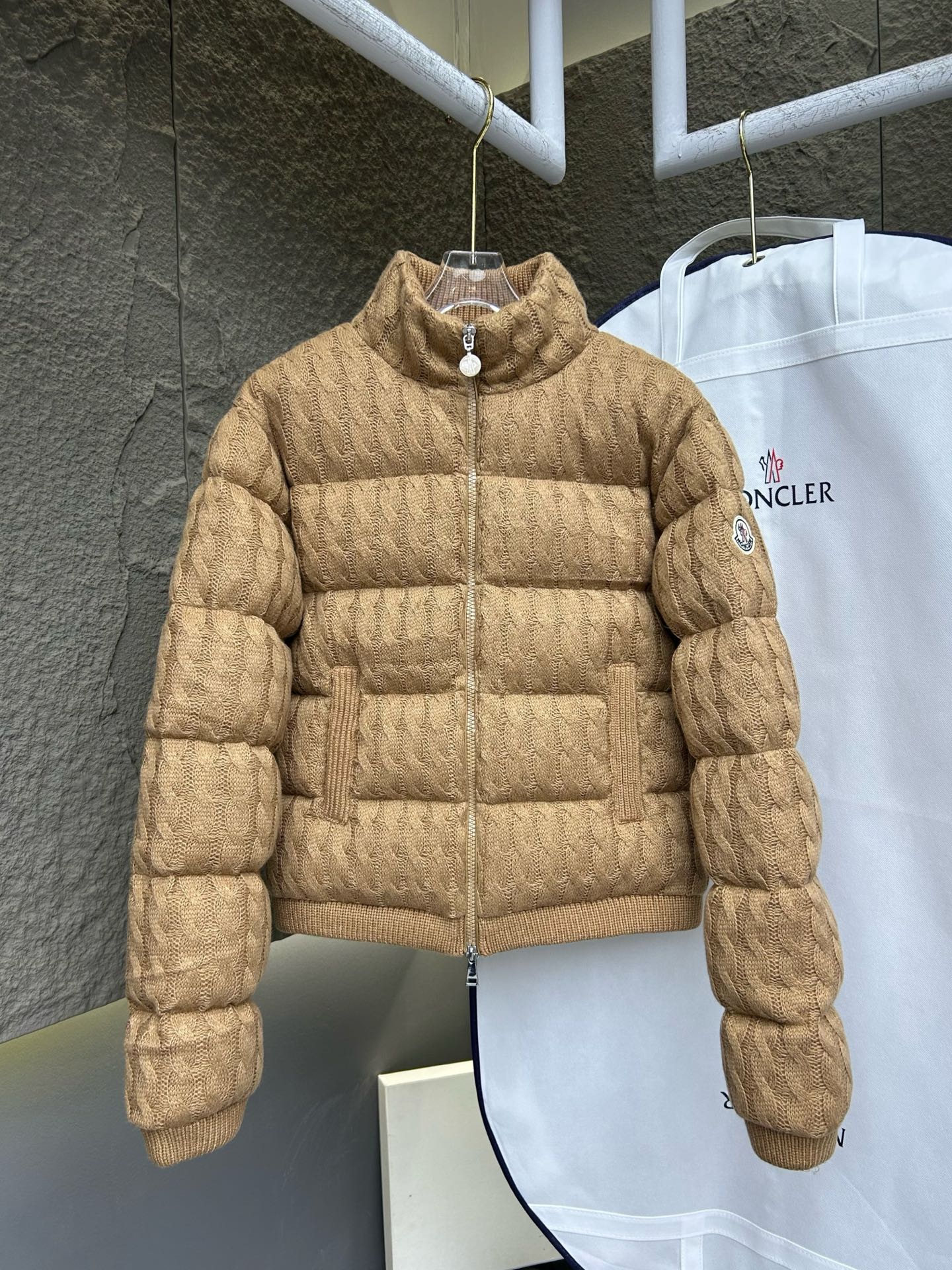 モンクロ 2025-2026冬のウィメンズニット立ち襟ダウンジャケット｜ベージュ×麻花模様 ダブルライン仕様