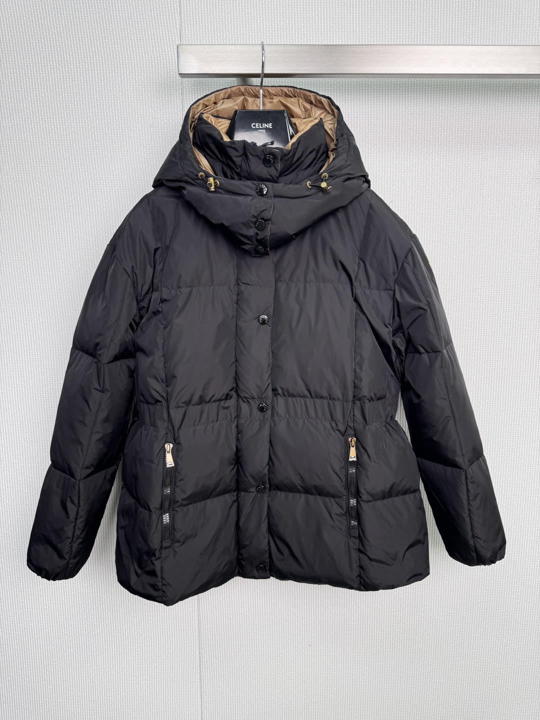 モンクレール2025年秋冬新作「ブラックキルティングパーカー付きダウンジャケット」｜モダンで高級感ある冬の必需品