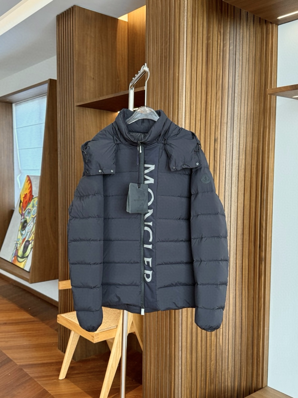 モンクレール Ume ブラックウォリアー 短款ダウンジャケット｜氷のような美しさと極寒対応の高級スタイル