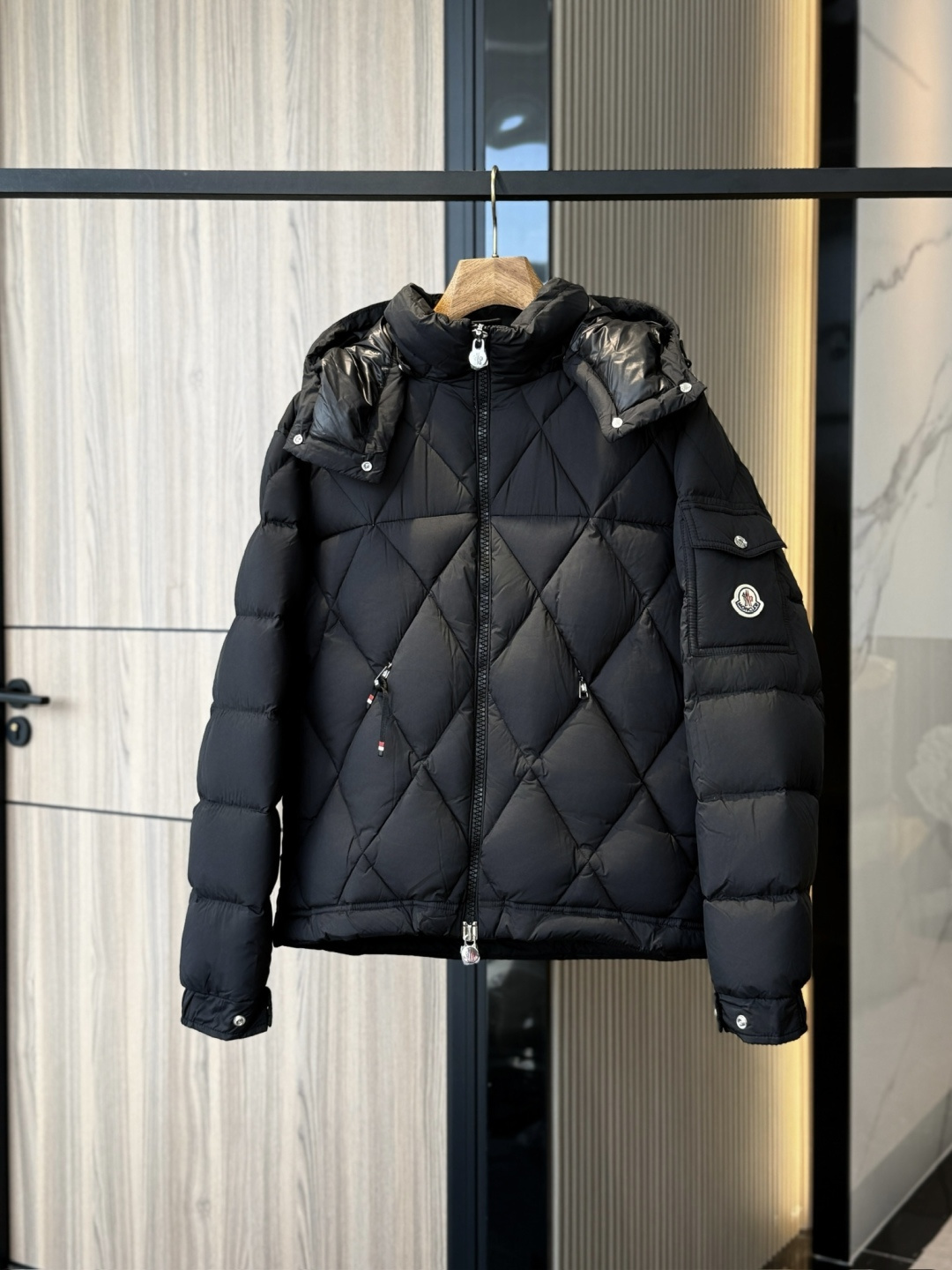 モンクレール Averole ダブルライナー連帽ダウンジャケット｜90%白ガチョウダウン搭載の極寒対応高級モデル