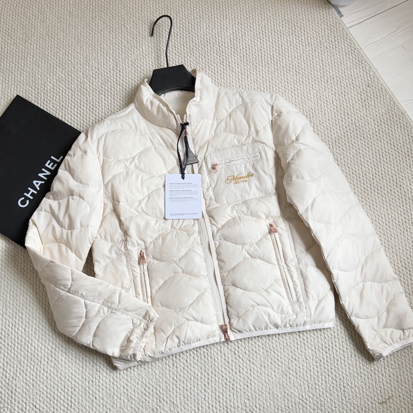 【冬の型破り】モンクレール スリム立ち襟ダウンジャケット 3Dカッティング｜90白ダウンで極上軽量｜S/M/Lサイズ有り｜ミルクホワイト/ベージュ/ブラック