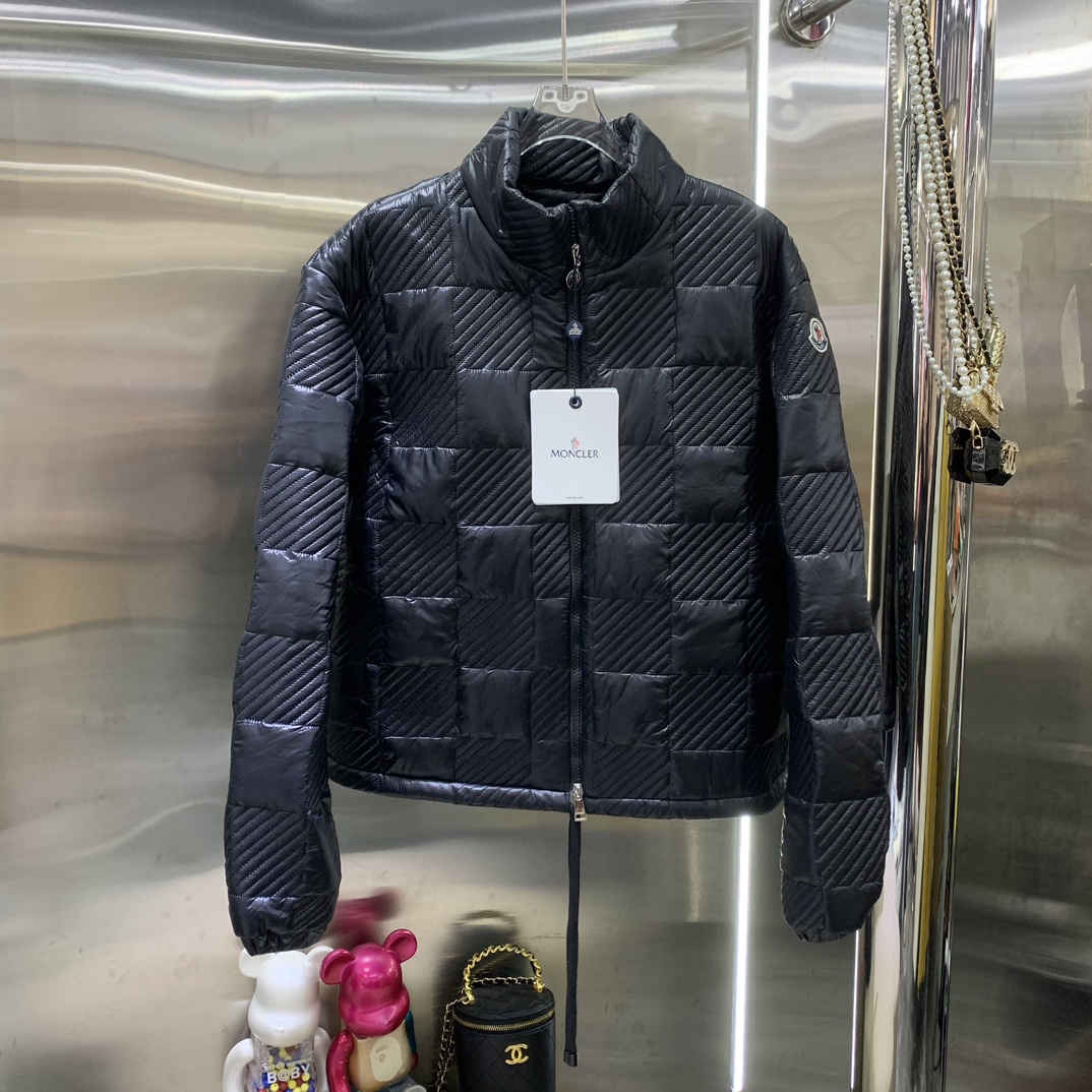 【モンクレール2024秋冬コレクション】チェック柄立ち襟プルダウンジッパー バージョン 90%白鵝毛充填×オリジナルハードウェア ふわりとした高級感と実用性を両立​**