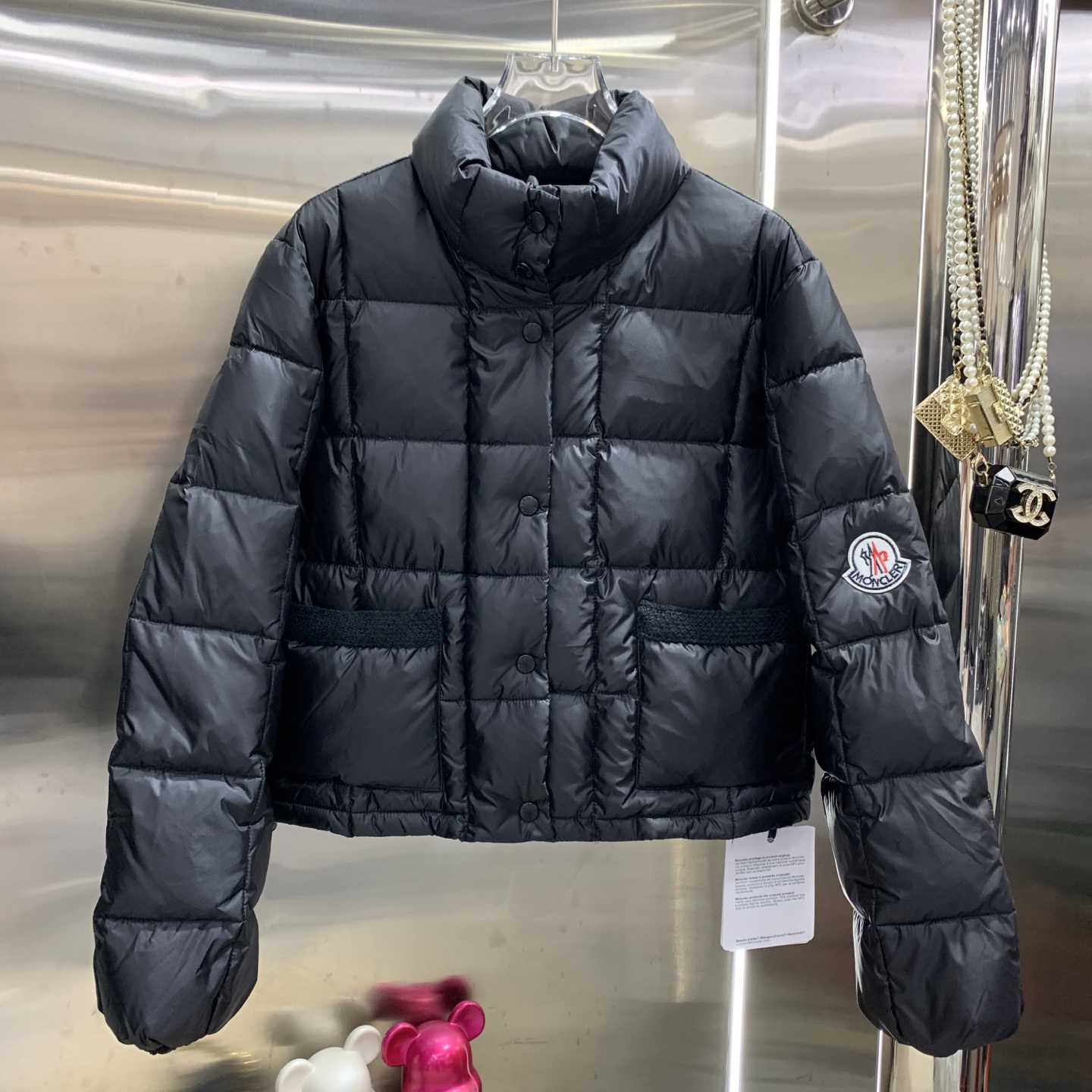 モンクレール 秋冬新作 ショートダウンジャケット | 90%白ダックダウン充填、防風防水加工、スリムフィットで身長比例アップ！2色展開（クラシックブラック/アイボリーホワイト）S/M/L