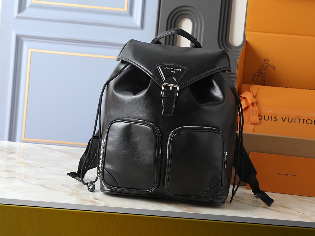 【2025年秋冬コレクション】ルイ・ヴィトン Montsouris Cargo バッグ｜光沢牛革×ポリエステルの光の芸術｜ビーズジッパーで彩られる都会のラグジュアリー