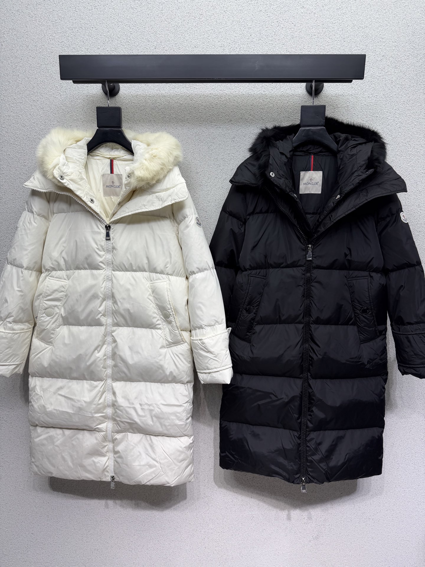 モンクレール フォックス毛皮付きロングダウンジャケット：冬の高級トレンドアイテム