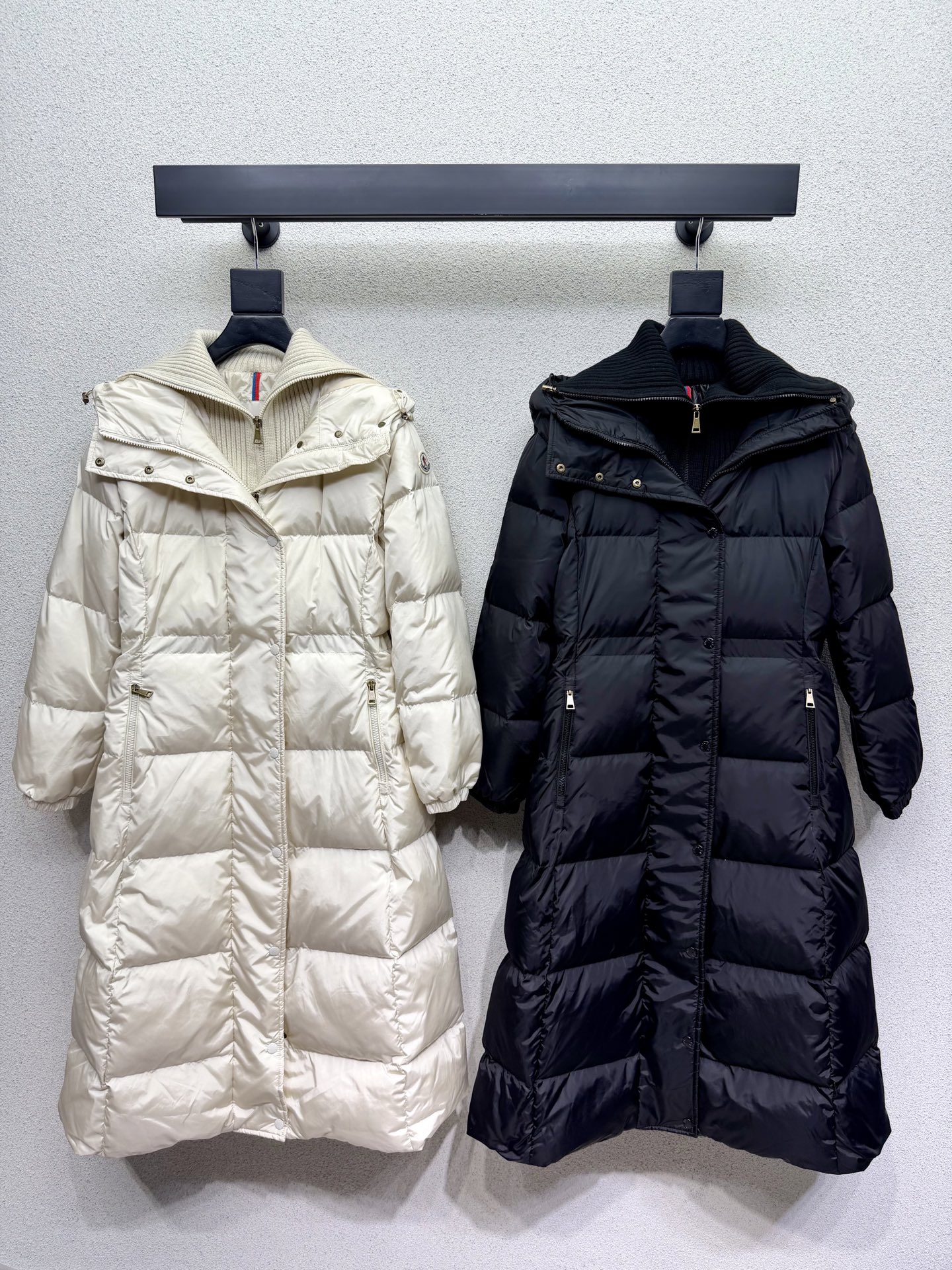 モンクレール ロング丈フード付きダウンジャケット：高級感とモダンデザインの融合