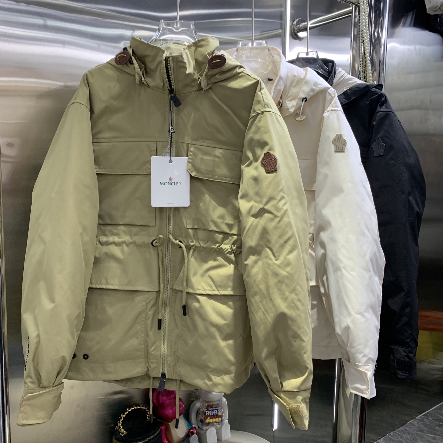 【調整可能なロープデザイン搭載】モンクレール新作スキーダウンジャケット ～90%ダウン充填で極寒対応！スリムシルエット＆3色展開～