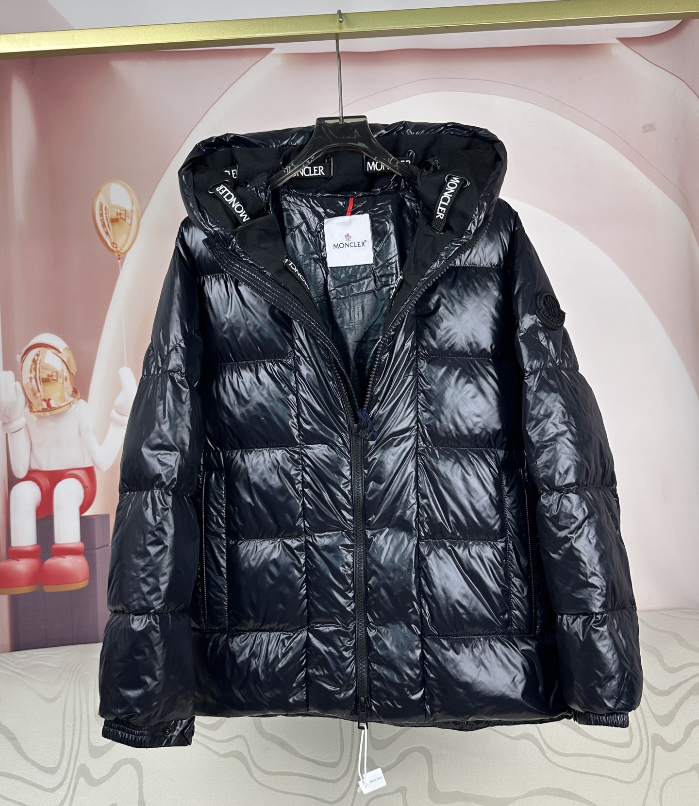 MONCLER DOUGNAC 21FW 男款ダウンジャケット 軽量設計×控えめロゴ｜都会的な洗練さと機能性を融合した冬の必須アイテム