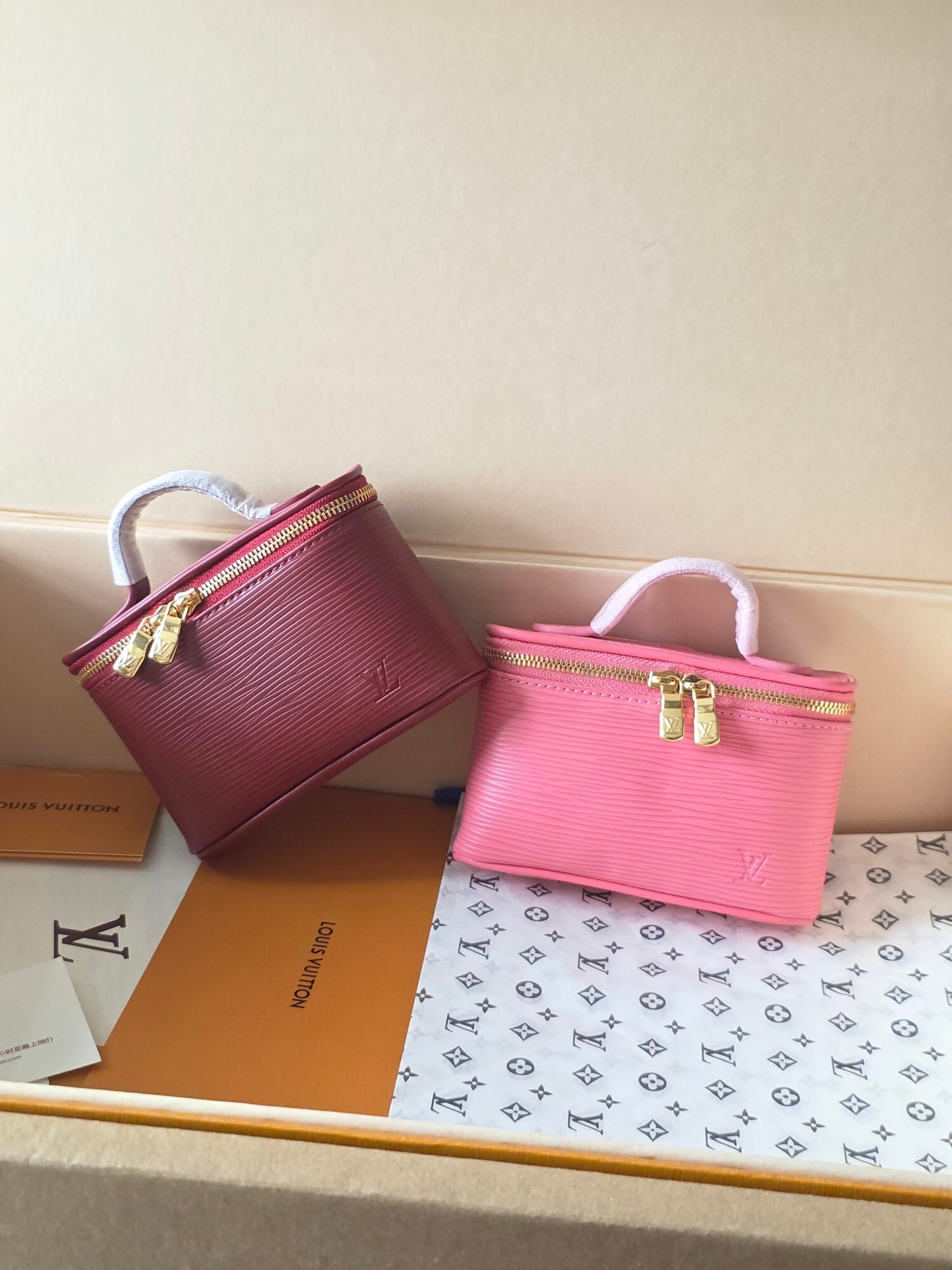 ルイ・ヴィトン「ナイーブ ビューティ 化粧バッグ」 枣赤 / ピンク モノグラムルージュエピ革で唇の彩りを優雅に携行