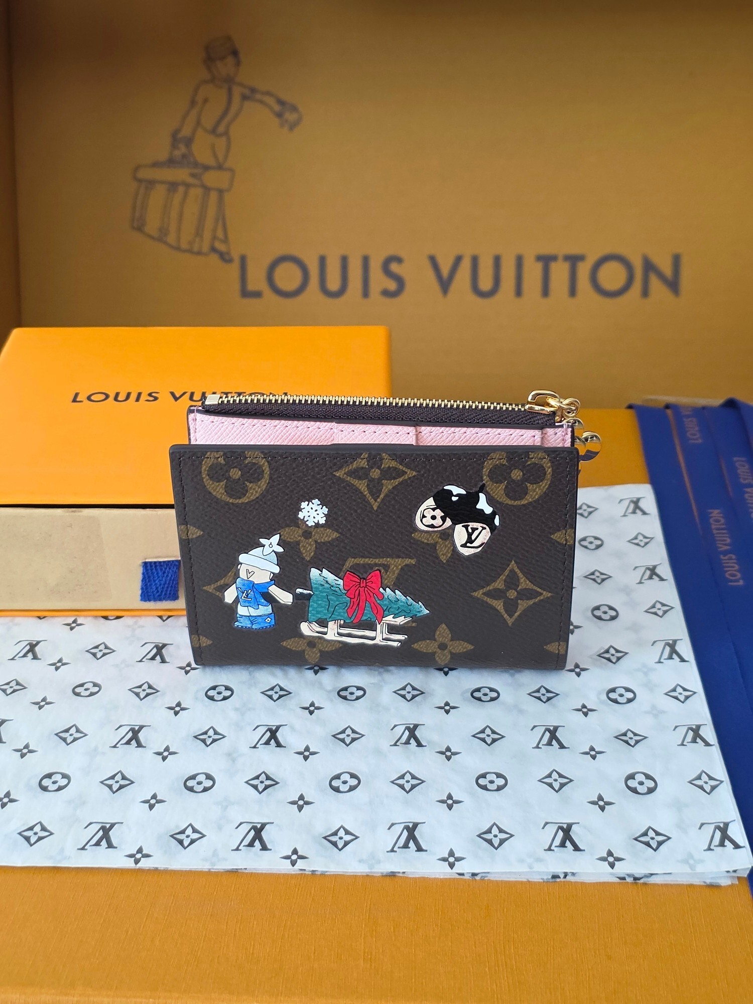 ルイ・ヴィトン「リサ ウィンタートラベル財布」 Vivienne Wintery Travel シリーズ / モノグラム帆布 × リサ立体ジッパープル / 11.5 x 1.5 x 9 cm